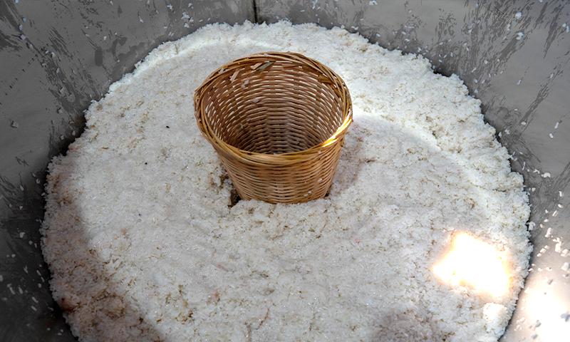 将糯米装入发酵罐内压紧，挖个v字形状